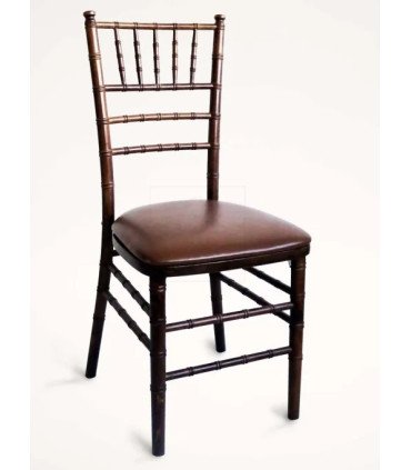 Chaise Chiavari finition acajou avec galette simili marron pour réception et mariage