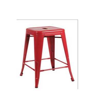 Tabouret bas rouge en métal de style industriel sur fond blanc