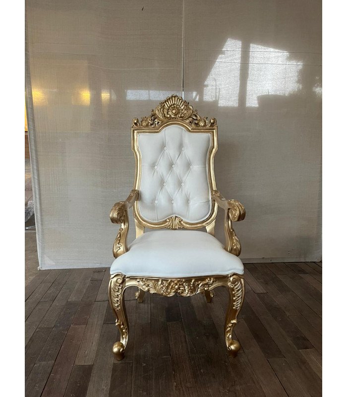 Photo d'un Fauteuil baroque similicuir blanc et doré dans une pièce vitrée, en location par 126 Events
