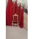 Trône baroque rouge et or modèle Elizabeth installé dans un château, décor rouge.