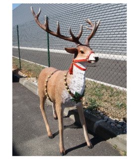 Renne pour traîneau de Père Noël vu de côté en extérieur, décor hivernal