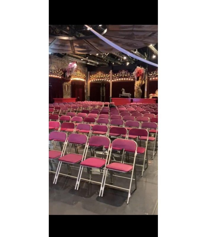 Photo du pack 50 chaises pliantes noires lors d'une conference, mobilier en location par 126 Events