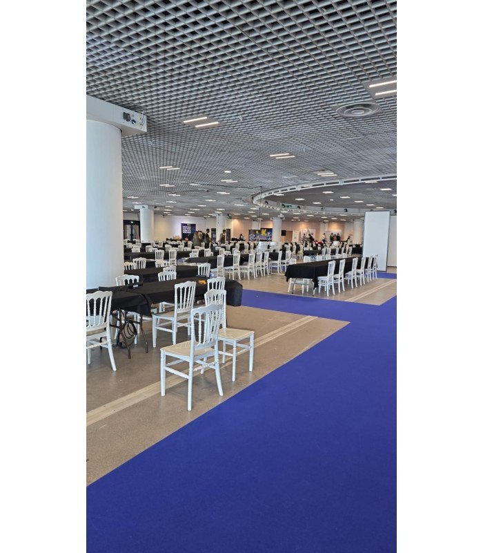 Pack 100 chaises Napoléon blanches lors d'une conference a cannes