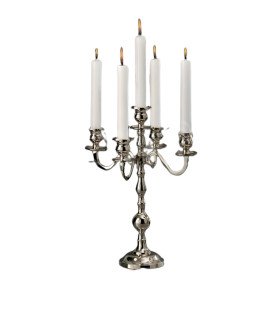 Chandelier argenté 5 branches H 35 cm posé sur une table de réception.