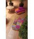 coussin de sol pouf Patchwork 69 x 69 cm avec plante, petit coussin rose et table basse