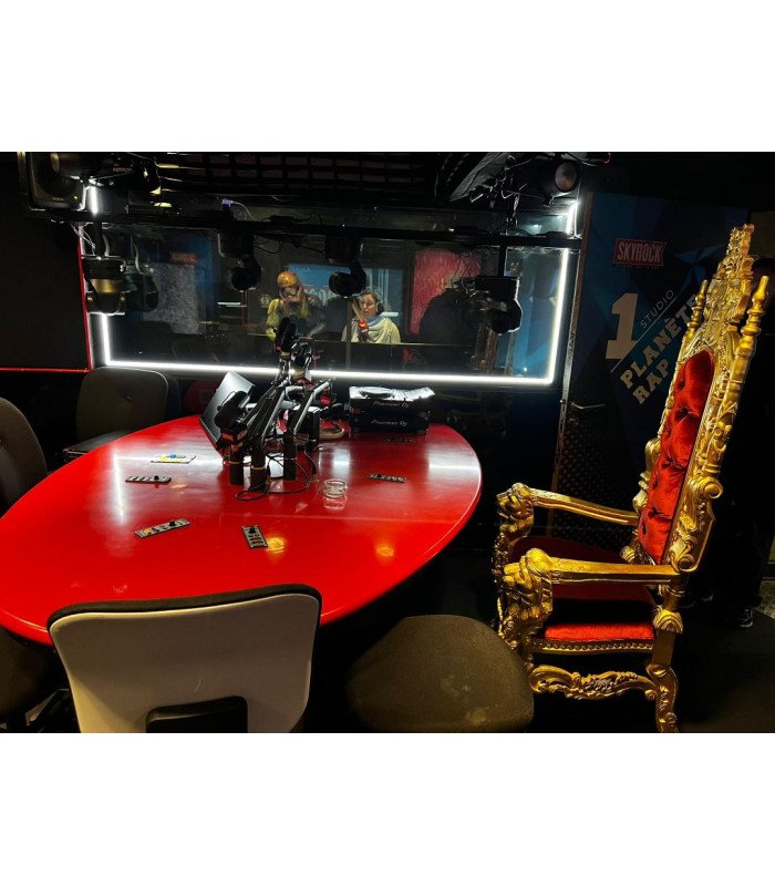 Golden wood and red velvet throne