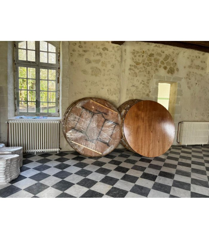 Table ronde pliante en bois 122 cm repliée avant installation pour la location de mobilier événementiel