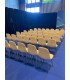 Chaises en velours beige et pieds dorés disposées en rangées dans une salle de conférence