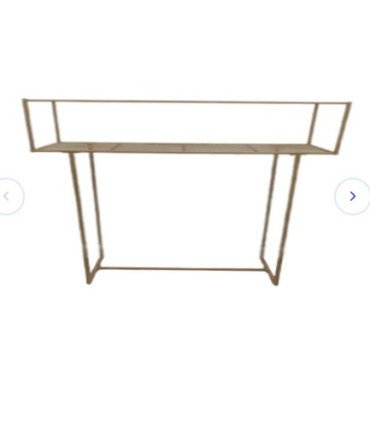 centre de table en métal pour fleurs or sur fond blanc pour décoration de table de mariage