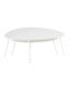 Table basse gigogne blanche style scandinave en métal blanc empilée sur fond neutre pour location événementielle