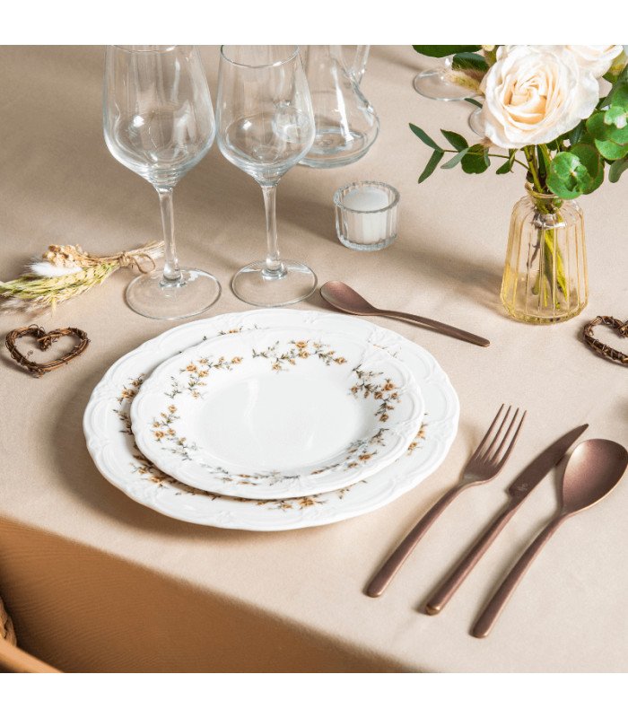 Assiette plate motif fleurs Ø 21 cm intégrée à une table élégante avec verrerie et décoration florale