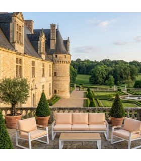 Pack canapé fauteuils table basse Marina installé sur terrasse de réception devant un château