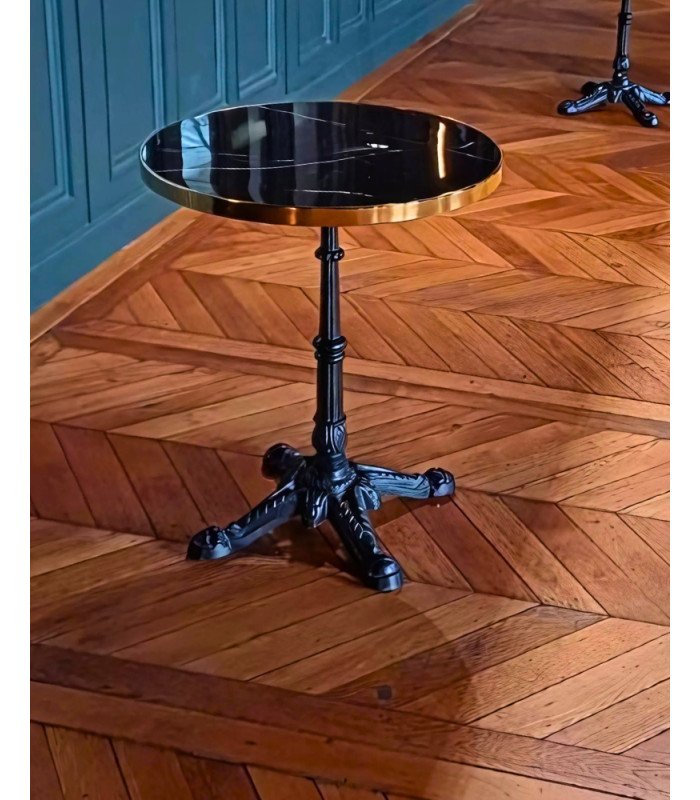 Table with a black top edged in silver, Ø 50 cm, with a black cast-iron center base