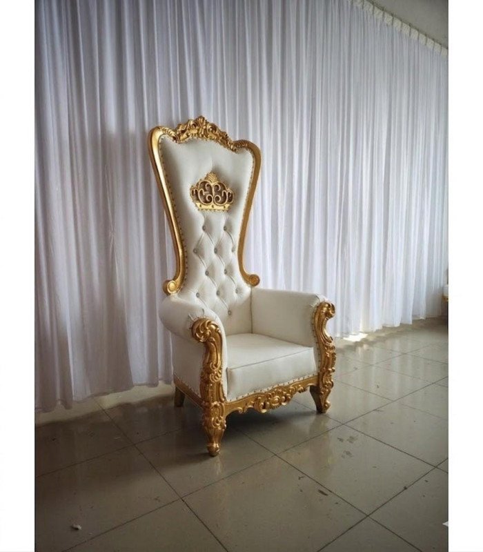Photo du trône de mariage doré et blanc en location par 126 Events
