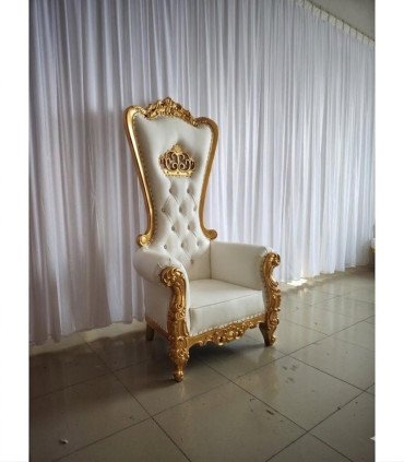 Photo du trône de mariage doré et blanc en location par 126 Events