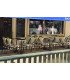 Terrasse parisienne aménagée avec tables rondes noires cerclées argent et chaises assorties
