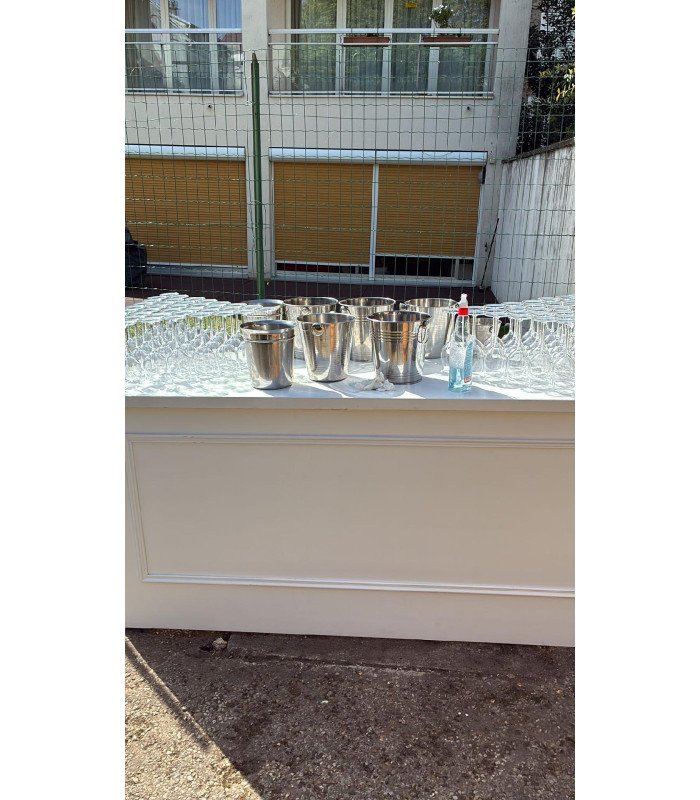 Buffet à moulures blanc pliant installé dans un jardin privé pour une réception