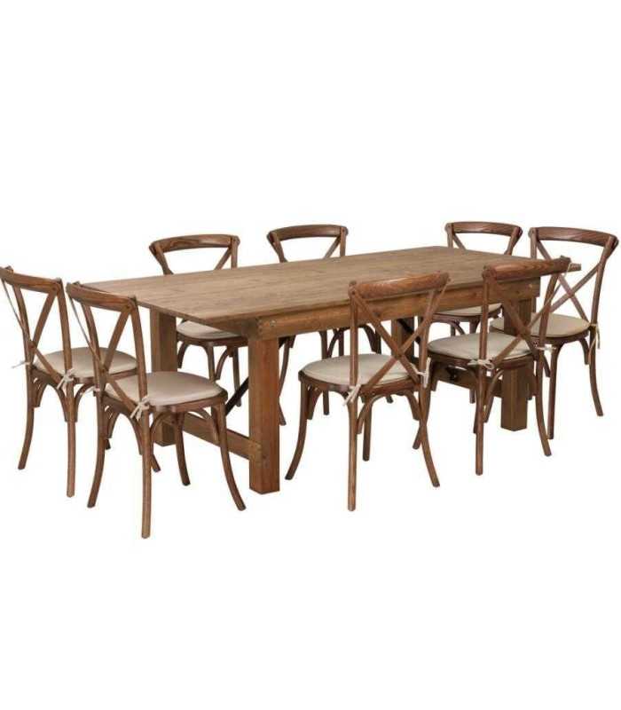 Table pliante en bois 213 cm entourée de huit chaises en bois pour repas de réception