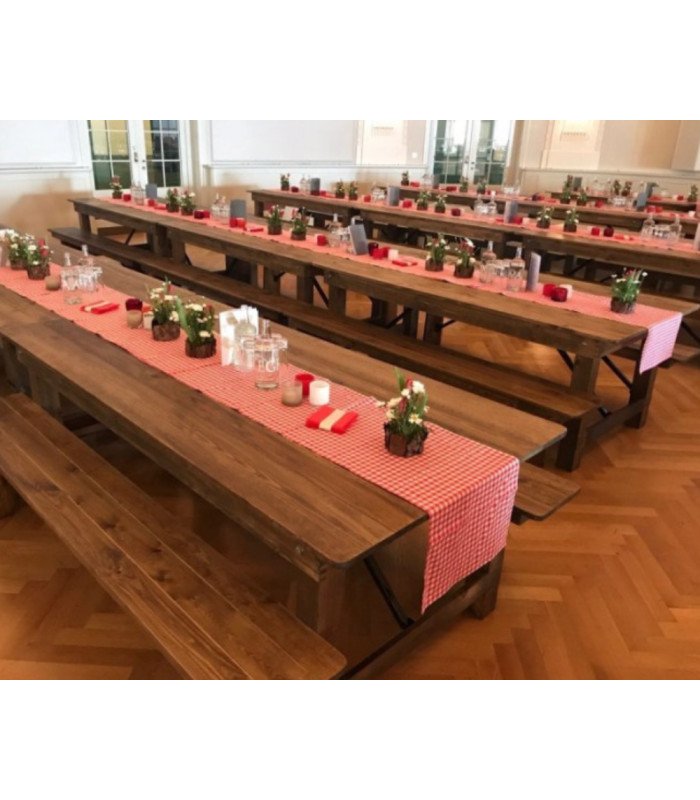 Tables pliantes en bois 213 cm disposées en rangées avec bancs en bois pour grand repas collectif ou banquet