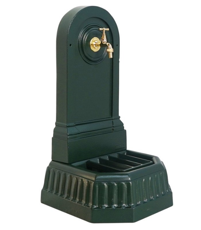 Fontaine citadine verte H 70 cm en fonte sur fond blanc.