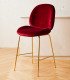 chaise haute scandinave en velours rouge dans un salon