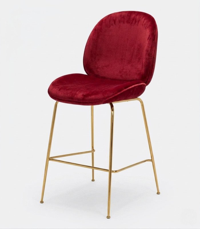 chaise haute scandinave en velours rouge sur fond blanc
