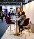 chaise haute scandinave en velours rouge dans un salon professionnel
