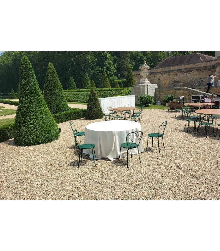 Buffet de réception blanc à moulures installé dans la cour d’un château