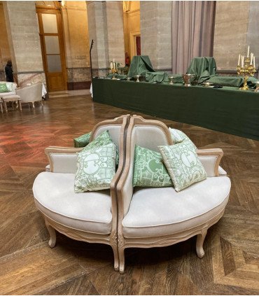 Ensemble de canapés ronds tissu beige et bois cérusé Versailles formant un cercle dans un espace d'accueil