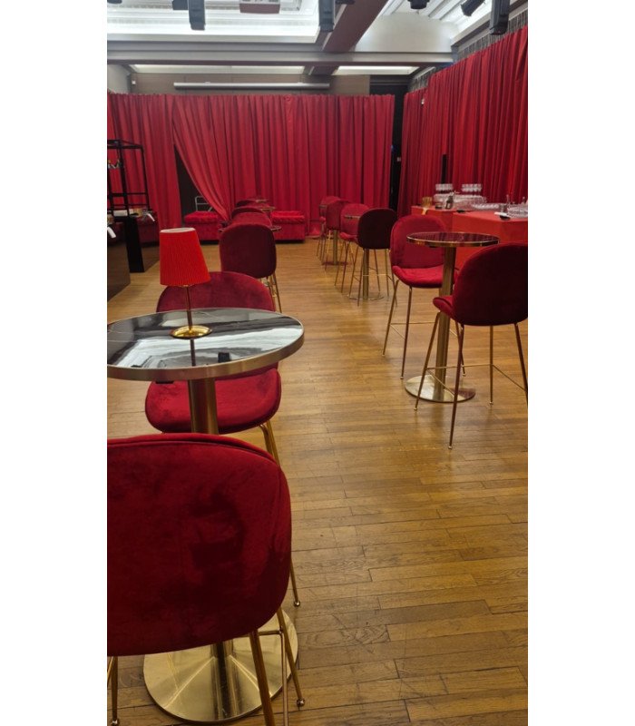 Location chaise haute scandinave en velours rouge