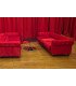 Table basse ronde noire style Tulipe Ø 70 cm devant deux canapés rouges en velours
