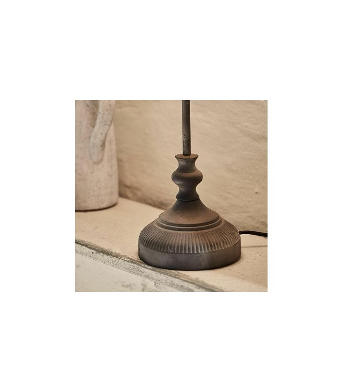 Vintage style lamp to pose