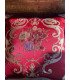 location coussin carré rouge à motifs baroque paris France