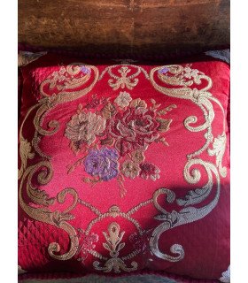 location coussin carré rouge à motifs baroque paris France