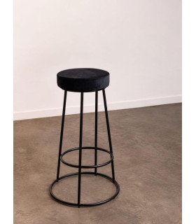 Tabouret haut noir avec housse en velours accompagné d'une table assortie dans une pièce blanche