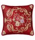 Coussin carré rouge à décor floral et ornements dorés, bordure à petites boules, en location chez 126 Events