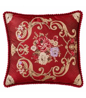 Coussin carré rouge à décor floral et ornements dorés, bordure à petites boules, en location chez 126 Events