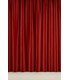 rideaux de scène en velours rouge 3m x 3m sur fond blanc, modèle ignifugé M1 en location chez 126 Events
