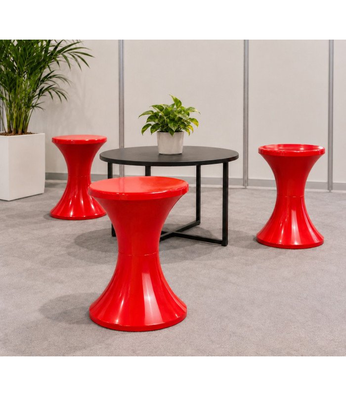 Trois tabourets tam tam rouges autour d'une table basse noire sur un stand de salon, location 126 Events Paris