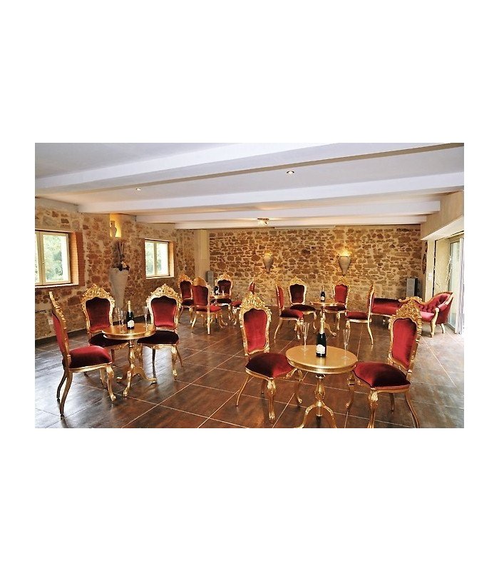 Chaises Louise dorées et velours rouge en salle de réception, configuration cocktail assis, location mobilier baroque