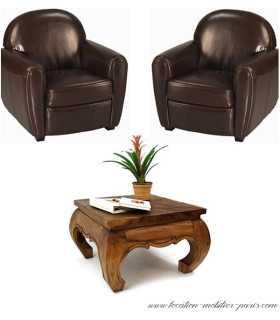 Pack de 2 fauteuils club en cuir marron avec table basse en bois sur fond blanc