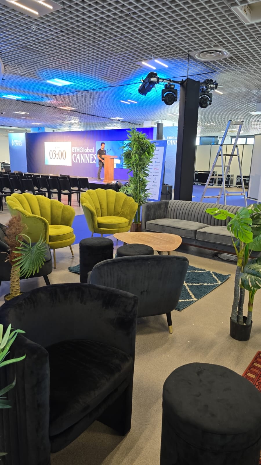 photo avec les fauteuils coquillages en location par 126 Events lors d'un séminaire